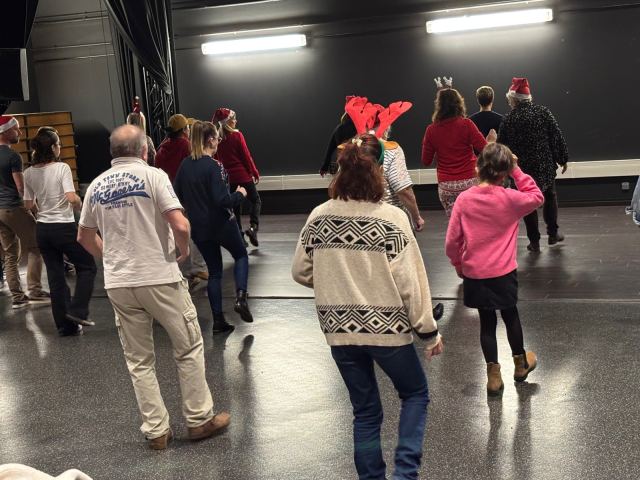 Dernier cours de danse de l'année avec accessoires de Noël !, photo 1